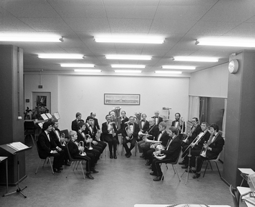 883286 Afbeelding van een uitvoering door de brassband Elektra van het G.V.U. in een gebouw aan het Prins Bernhardplein ...